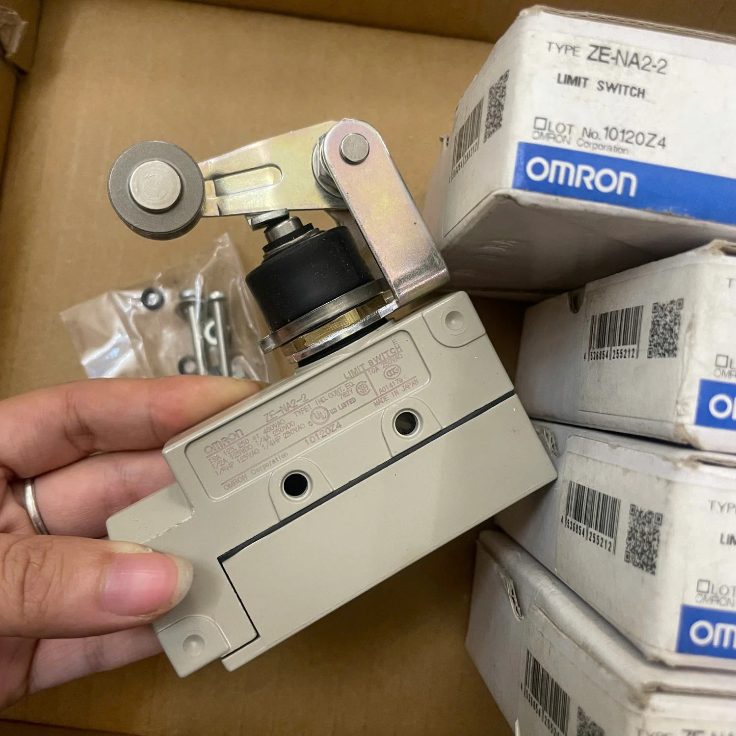 Công tắc hành trình OMRON ZE-NA2-2