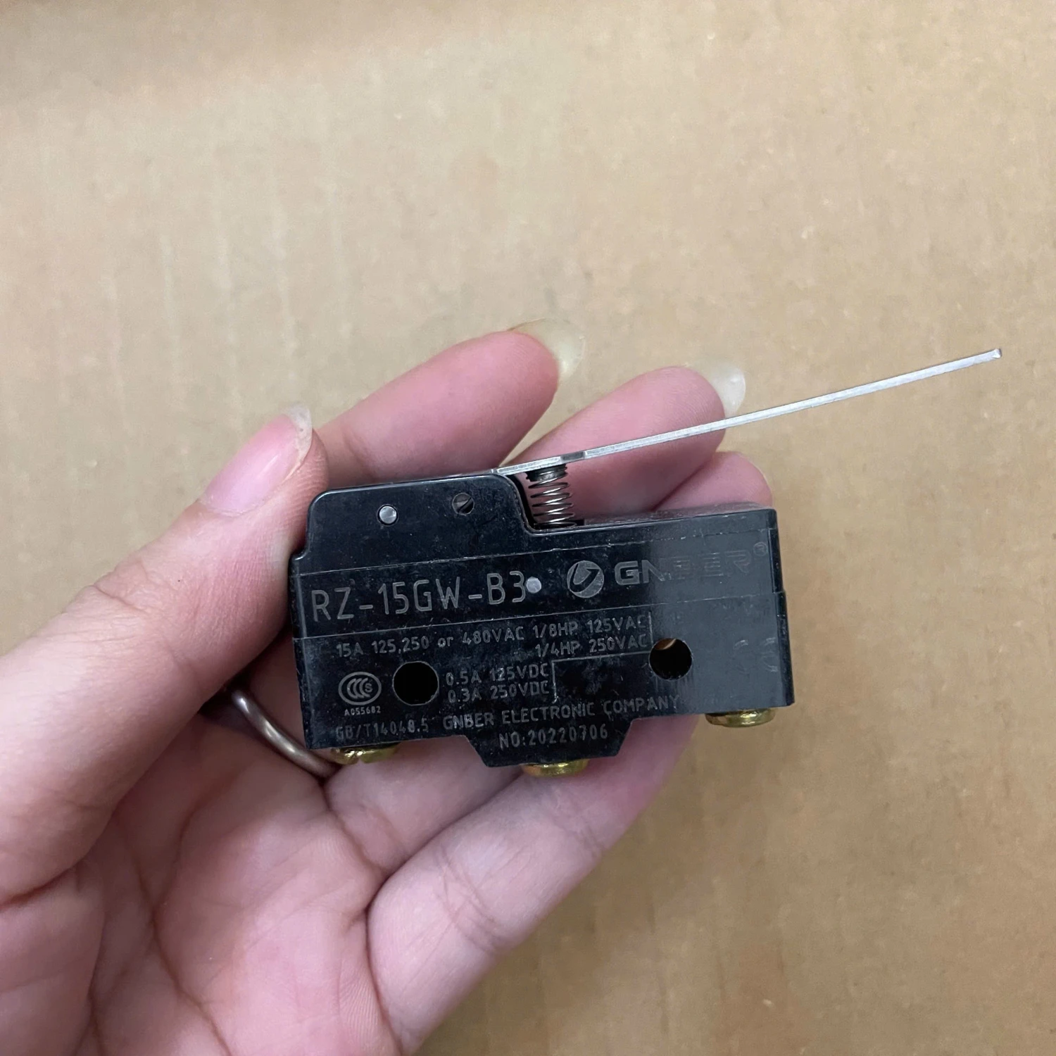 Công tắc hành trình GNBER RZ-15GW-B3